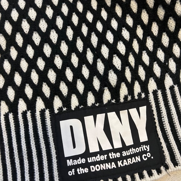 DKNY scark NWOT - Picture 2 of 2